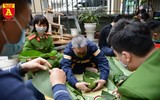 Xem lính cứu hỏa trổ tài gói bánh chưng đón Tết