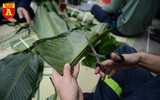Xem lính cứu hỏa trổ tài gói bánh chưng đón Tết