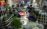 Xem lính cứu hỏa trổ tài gói bánh chưng đón Tết