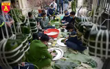 Xem lính cứu hỏa trổ tài gói bánh chưng đón Tết