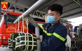 Xem lính cứu hỏa trổ tài gói bánh chưng đón Tết