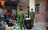 Xem lính cứu hỏa trổ tài gói bánh chưng đón Tết