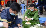 Xem lính cứu hỏa trổ tài gói bánh chưng đón Tết