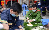 Xem lính cứu hỏa trổ tài gói bánh chưng đón Tết