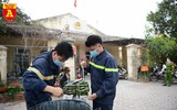 Xem lính cứu hỏa trổ tài gói bánh chưng đón Tết