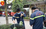 Xem lính cứu hỏa trổ tài gói bánh chưng đón Tết