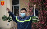 Xem lính cứu hỏa trổ tài gói bánh chưng đón Tết