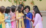 Phụ nữ Công an Thủ đô thướt tha với áo dài truyền thống
