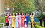 Phụ nữ Công an Thủ đô thướt tha với áo dài truyền thống