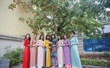 Phụ nữ Công an Thủ đô thướt tha với áo dài truyền thống