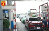 CSGT phân luồng, đẩy xe gặp sự cố trên cao tốc để tránh ùn tắc