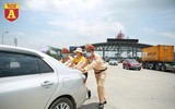 CSGT phân luồng, đẩy xe gặp sự cố trên cao tốc để tránh ùn tắc
