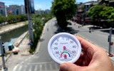 Hà Nội nắng nóng hơn 50 độ C, nền nhiệt ngoài trời như lò nung