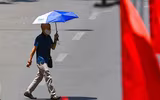 Hà Nội nắng nóng hơn 50 độ C, nền nhiệt ngoài trời như lò nung