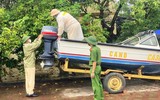 Công an các tỉnh miền Trung sát cánh cùng người dân trong mưa lũ