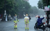 Công an các tỉnh miền Trung sát cánh cùng người dân trong mưa lũ