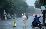 Công an các tỉnh miền Trung sát cánh cùng người dân trong mưa lũ