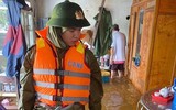 Công an các tỉnh miền Trung sát cánh cùng người dân trong mưa lũ
