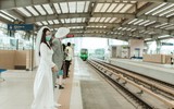 Bộ ảnh cưới đặc biệt tại tuyến đường sắt Cát Linh - Hà Đông trong những ngày vận hành 