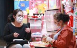 Phố Hàng Mã vắng vẻ trong những ngày cận kề Giáng sinh