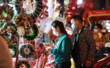 Phố Hàng Mã vắng vẻ trong những ngày cận kề Giáng sinh