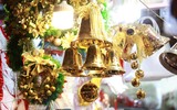 Phố Hàng Mã vắng vẻ trong những ngày cận kề Giáng sinh