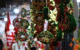Phố Hàng Mã vắng vẻ trong những ngày cận kề Giáng sinh