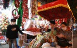 Phố Hàng Mã vắng vẻ trong những ngày cận kề Giáng sinh