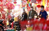 Phố Hàng Mã vắng vẻ trong những ngày cận kề Giáng sinh