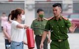 Xem cán bộ, đoàn viên công đoàn Công an Hà Nội xử lý tình huống cháy nổ 