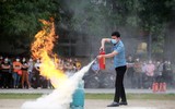 Xem cán bộ, đoàn viên công đoàn Công an Hà Nội xử lý tình huống cháy nổ 