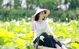 Ngắm đầm sen trắng tinh khôi, hiếm có ở Hà Nội