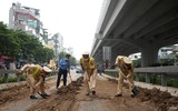 Cảnh sát giao thông Hà Nội nỗ lực dọn bùn đất đảm bảo ATGT