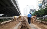 Cảnh sát giao thông Hà Nội nỗ lực dọn bùn đất đảm bảo ATGT