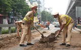 Cảnh sát giao thông Hà Nội nỗ lực dọn bùn đất đảm bảo ATGT