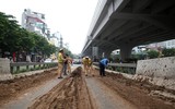Cảnh sát giao thông Hà Nội nỗ lực dọn bùn đất đảm bảo ATGT
