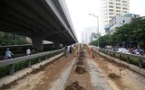 Cảnh sát giao thông Hà Nội nỗ lực dọn bùn đất đảm bảo ATGT