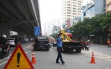 Cảnh sát giao thông Hà Nội nỗ lực dọn bùn đất đảm bảo ATGT