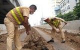 Cảnh sát giao thông Hà Nội nỗ lực dọn bùn đất đảm bảo ATGT