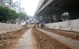 Cảnh sát giao thông Hà Nội nỗ lực dọn bùn đất đảm bảo ATGT