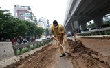 Cảnh sát giao thông Hà Nội nỗ lực dọn bùn đất đảm bảo ATGT