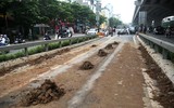 Cảnh sát giao thông Hà Nội nỗ lực dọn bùn đất đảm bảo ATGT