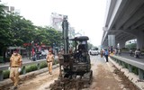 Cảnh sát giao thông Hà Nội nỗ lực dọn bùn đất đảm bảo ATGT
