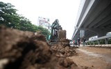 Cảnh sát giao thông Hà Nội nỗ lực dọn bùn đất đảm bảo ATGT