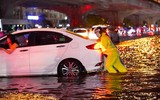 Đường phố Hà Nội mênh mông biển nước khi nhìn từ trên cao sau cơn mưa lớn