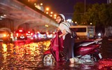 Đường phố Hà Nội mênh mông biển nước khi nhìn từ trên cao sau cơn mưa lớn