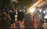 Đường phố Hà Nội mênh mông biển nước khi nhìn từ trên cao sau cơn mưa lớn