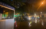 Đường phố Hà Nội mênh mông biển nước khi nhìn từ trên cao sau cơn mưa lớn