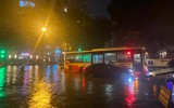 Đường phố Hà Nội mênh mông biển nước khi nhìn từ trên cao sau cơn mưa lớn