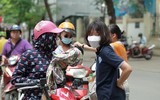 Phụ huynh hồi hộp chờ con thi trong nắng nóng ở Hà Nội